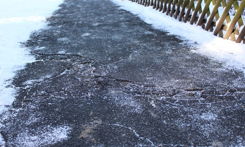 Straßen und Radwege mussten von Schnee und Eis befreit werden. Foto: Max Förster