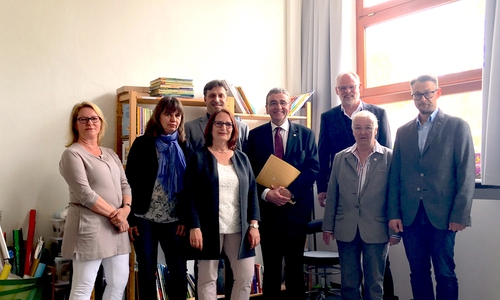 Von links nach rechts: Heidi Brackmann, Schulleiterin Wilhelm-Raabe-Schule; Wenke Wendland-Krause, Kita-Leitung Geibelstraße; Claudia Hesebeck; Kita-Leitung Am Herzogtore; Stadtrat Thorsten Drahn, Bürgermeister Thomas Pink, Bernd-Georg Kuder vom Hochbauamt, Stadträtin Hiltrud Bayer und Stadtbaurat Ivica Lukanic. Fotos: Christina Ecker/ Stadt Wolfenbüttel/Thorsten Raedlein