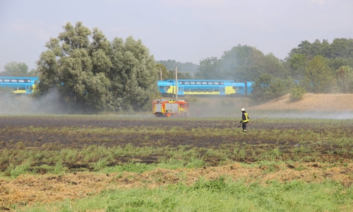 Die Flammen drohten sich in Richtung Gleisanlaen auszudehnen. Fotos: Rudolf Karliczek