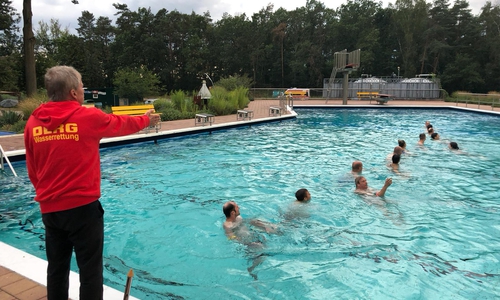 Kettentauchen: Werner Pratzer koordiniert vom Rand die Ausrichtung. Fotos: Timm Bußmann