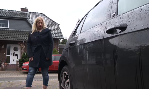 Schockiert betrachtet Tatjana Waschke verunstaltetes Auto. Video/Foto: aktuell24(KR)