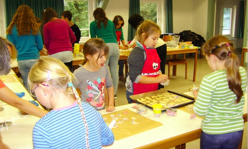 Kinder der Kinderkirche Börßum backen für ältere Mitbewohner. Foto: Privat