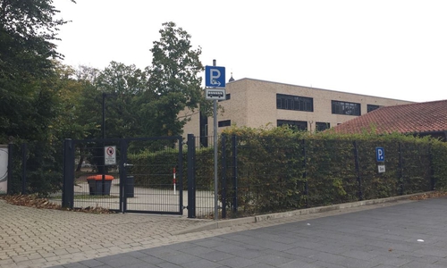 Mit Beginn der Bauarbeiten am Schlossplatz soll der Durchgang über das Schlossgelände zum Spinnerei-Parkplatz ermöglicht werden. Foto: Anke Donner 