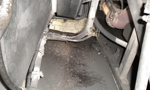 Der ölverschmierte Motorraum eines bosnischen Busses. Foto: Polizei