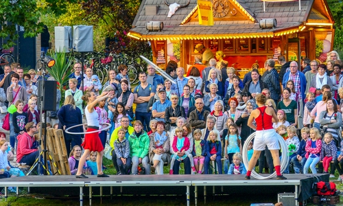 Bis in die späten Abendstunden tummelten sich rund um den Stadtgraben die Besucher des 1. Stadtgrabenfestes. Titelfoto: Stadt Wolfenbüttel, weitere Fotos: Stadt Wolfenbüttel und Nick Wenkel