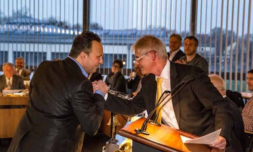 Oberbürgermeister Frank Klingebiel (rechts) vereidigt Neu-Ratsmitglied Dincer Dinc. Foto: Rudolf Karliczek