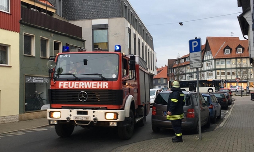 Die Feuerwehr war am Montagnachmittag in der Fischerstraße im Einsatz. Foto: Nick Wenkel