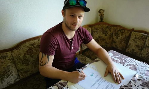 Korff unterschreibt am Salzgittersee. Foto: Salzgitter Icefighters