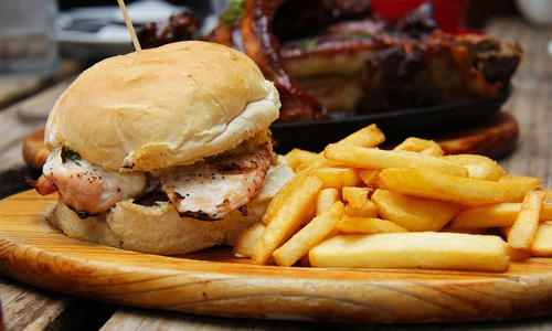 Gesundes Fastfood für Kinder ab fünf Jahren gibt es im Freizeitheim Scheppau. Symbolbild/Foto: Pixabay