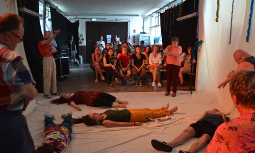 Szenen aus dem Theaterstück, welches die Auszubildenden der Fachschule Heilerziehungspflege gemeinsam mit dem Neuerkeröder Theater Endlich und dem Theaterpädagogischen Zentrum in Braunschweig am Thementag zeigte. Foto:  Evangelische Stiftung Neuerkerode