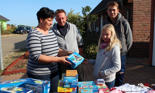 Hier ist der Flohmarktstand der Mitorganisatorin Sandra Grund (links) zu sehen.
Foto:Bernd-Uwe Meyer