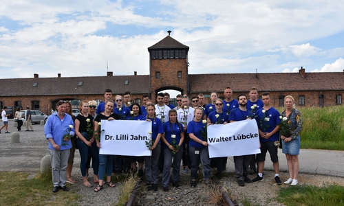 Die Auszubildenden gedachten Lilli Jahn und Walter Lübcke. Foto: Volkswagen