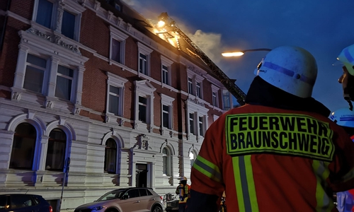 Die Flammen schlagen aus dem Dachstuhl des Wohnhauses. Fotos/Video: Aktuell24(kr)