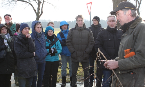 Der auf Landschaftspflege spezialisierte Hornburger Unternehmen von Clemens Löbbecke gibt den etwa 50 Interessierten praktische Tipps zur Umsetzung der Verordnung. Fotos: Landkreis Goslar

 