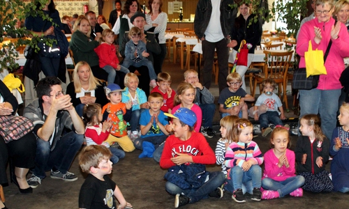 Die Kinder während der Proklamation der jungen Majestäten beim Roklumer Kinderfest im Schützenhaus. Foto: privat