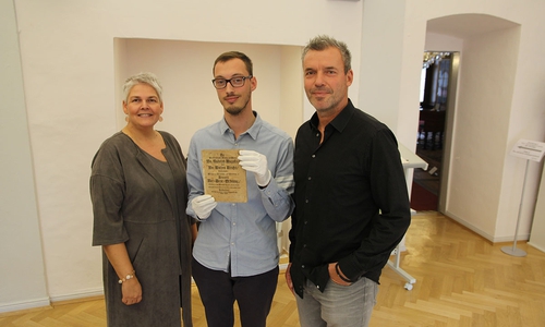 v.l.: Dr. Sandra Donner, Leiterin Museum Wolfenbüttel, Sebastian Mönnich, wissenschaftlicher Volontär und Vortragender, und Prof. Dr. Matthias Steinbach, TU Braunschweig, machen Werbung für die am 1. November beginnende Reihe „Geschichte im Schloss“.. Foto: Museum Wolfenbüttel