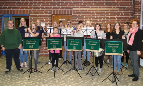 Volle Konzentration: Der Nachwuchs des Spielmannszugs des
Schützenverein Schönewörde spielte für Sparkassensprecherin
Alexa von der Brelje ein Ehrenständchen vom Blatt der neuen
Notenständer. Foto: Sparkasse Gifhorn-Wolfsburg
