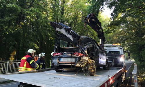 Das Unfallfahrzeug wurde inzwischen aus dem Bach geborgen. Rechts ist das Brückengeländer zu erkennen, hinter dem das Auto die Böschung hinabstürzte. Foto: aktuell24(kr) 