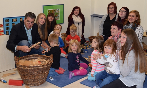  Erst 2016 hat die Stadt Goslar acht neue Erzieherinnen eingestellt. Um auszuloten, ob ihnen die Arbeit gefällt, können junge Erwachsene nach der Schule Berufsluft in den städtischen Kitas schnuppern – beim Bundesfreiwilligendienst. Archivfoto: Stadt Goslar