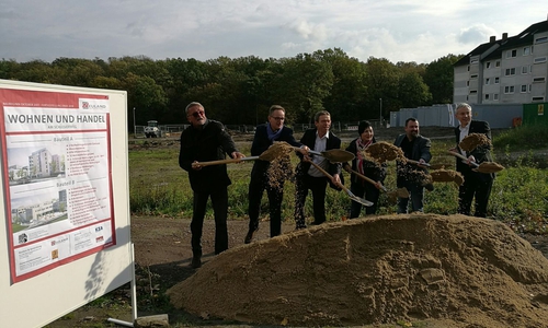 Nach langem Hin und Her war es heute endlich soweit. Der erste Spatenstich am Schlesierwg erfolgte. Foto: Neuland