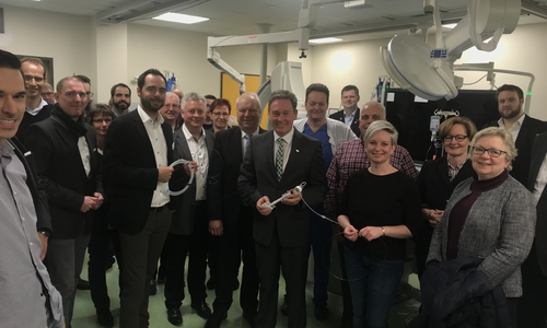 Prof. Dr. Michael Niehaus (im Kittel) und Klinikgeschäftsführer Stefan Schad mit den Mitgliedern der Wirtschaftsvereinigung Gifhorn e. V. im Herzkatheterlabor des Helios Klinikums Gifhorn. Foto: Helios Klinikum Gifhorn