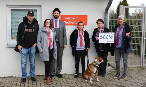 Alexander Doerks, Nici Heinisch, Christian Heinisch, Gesine Zeißig, Monty und Tina Kiehne- Weinreich übergeben Ute Rump vom Tierheim Wolfenbüttel den üblichen symbolischen Spenden-Scheck. Foto: Die Partei