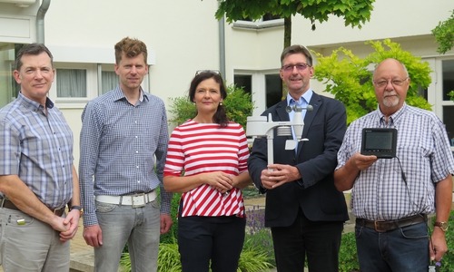 Weihten die Wetterstation im Amalie-Sieveking-Haus ein: Michael Knobel (Leitung Amalie-Sieveking-Haus), Oliver Behn (Schulleiter Gymnasium im Schloss),
Martina Pleßmann (Leitung Sozialer Dienst Amalie-Sieveking -Haus), Landkreis-Mitarbeiter Christian Böttrich (Naturpark Elm-Lappwald), Joachim Christoph (Vorsitzender Kleingärtnerverein Weiße Schanze). Fotos: Landkreis Wolfenbüttel
