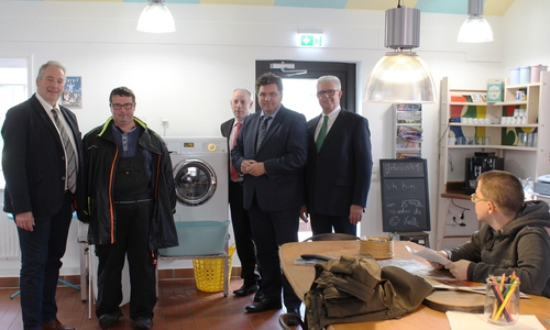 CDU-Landtagsabgeordneter Frank Oesterhelweg, Bürger Roland Lenz, Stiftungsdirektor Rüdiger Becker, CDU-Kreistagsmitglied Uwe Schäfer und der ehemalige Staatssekretär Friedrich-Otto Ripke (v. l.) machten während ihrer Tour durch das inklusive Dorf Neuerkerode auch Halt im kürzlich eröffneten Waschsalon. Foto: Privat