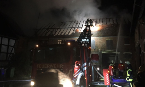Die Feuerwehr ist zur Zeit bei einem Scheunenbrand im Einsatz. Fotos: aktuell 24 (BM), Kreisfeuerwehrpressestelle/Andreas Meißner, Video: aktuell 24 (BM)