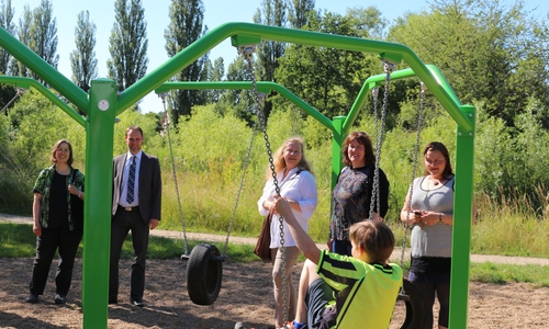 Frau Yordan und Thorsten Warnecke, Stadt Braunschweig, Sabine Sewella, Grüne, stellvertretende Bezirksbürgermeisterin, Frau Scheller und Melanie Feuerschütte, Jugendförderung, Stadt Braunschweig, (von links) eröffneten den Jugendplatz. Foto: Robert Braumann