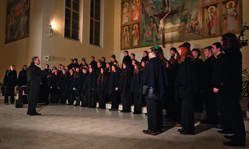 Der Jugend- und Studentenchor unter der Leitung von Jiří Slovík bei einem Auftritt in ihrem Heimatort Opava, Tschechien. Foto: privat