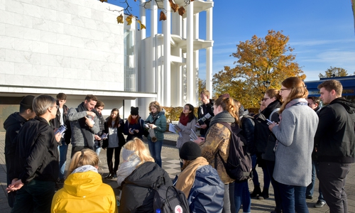 Studenten der Universität Kassel am Detmeroder Markt bei ihrer Exkursion nach Wolfsburg. Foto: Stadt Wolfsburg/Lars Landmann