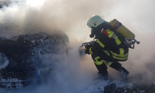 Der Angriffstrupp begann sofort mit der Brandbekämpfung. Fotos: Feuerwehr