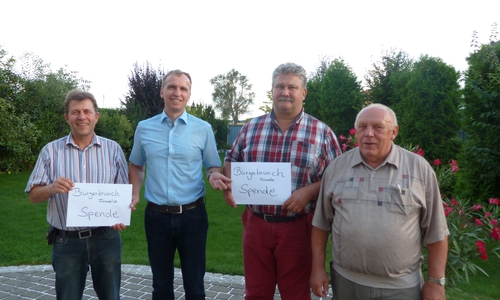 Torsten Grotewohl und Alfred Bittner von der Bürgerinitiative Fümmelse übergaben jeweils 225 Euro an Ortsbrandmeister Detlev Gliese. Foto: Privat