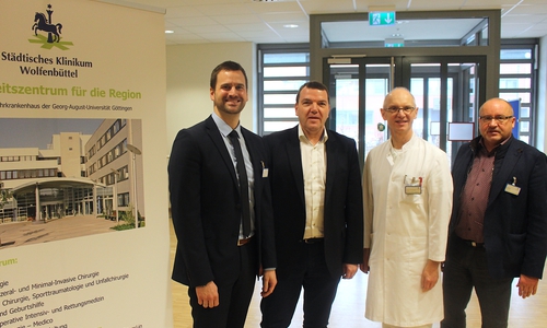 Christian Keunecke wird von Geschäftsführer Axel Burghardt, Chefarzt Prof. Dr. Dirk Hausmann und Pflegeleiter Ralf Harmel im neuen Amt begrüßt. Fotos: Marian Hackert/Podcast: Marian Hackert