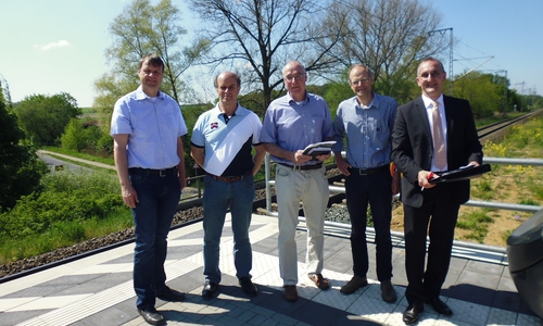Bürgermeister Detlef Kaatz, Ortsbürgermeister Harald Koch, Claus-Jürgen Schillmann vom Landkreis Wolfenbüttel, Fritz Rössig vom ZGB und Marco Schlott von der Deutschen Bahn auf dem Bahnsteig Bahnhof Weddel . Foto: Privat