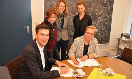 Die Stadt und der Verein "Tabula"  e.V. haben einen Kooperationsvertrag mit der Deutschen Schulakademie geschlossen. Foto: Stadt Wolfsburg