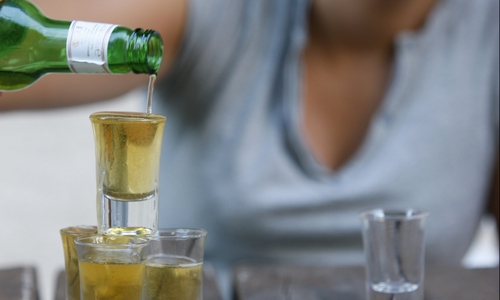 Das kann böse Folgen haben: Elf Jugendliche aus dem Landkreis mussten wegen Alkoholvergiftung ins Krankenhaus. Foto: pa Picture-Alliance
