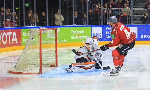 Alexandre Bolduc überwindet Felix Brückmann nach einem Missgeschick seines Teams. Foto: Imago/Manngold