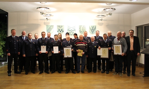 Bei der Jahreshauptversammlung der Ortsfeuerwehr Grasleben standen Ernennungen, Beförderungen und Ehrungen auf der Tagesordnung. Ortsbrandmeister Christoph Hasenfuß blickte zudem auf das vergangene Jahr zurück. Foto: Eva Sorembik
