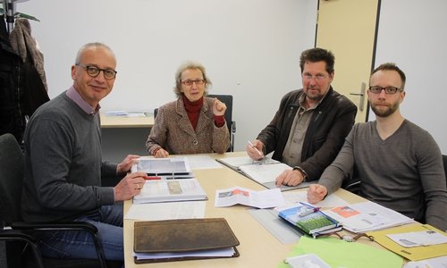 Kommissionssitzung zum Projekt „Grüne Hausnummer“: Energieberater Christian Dick, Cornelia Grote-Bichoel und Michael Stieler von der ERA sowie Klimaschutzmanager Michael Mosebach (von links) prüfen erste erfolgversprechende Bewerbungsanträge. Foto: Landkreis Goslar