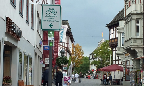 Der Arbeitskreis möchte das Radfahren in Helmstedt fördern. Es sollen kurze Wege, sichere Wege und gute Abstellmöglichkeiten angeboten werden. Hier ein Beispiel aus der Fußgängerzone in Höxter  - ein sicheres Abstellen von Fahrrädern im benachbarten Parkhaus wird angeboten. Foto: Verkehrswacht