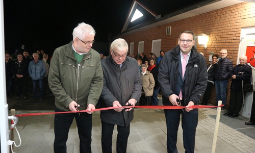 Peter Nimz (l.), Jörg Minkley und Gero Janze (r.) durchtrennen ein rotes Band, um den Neubau offiziell einzuweihen. Foto: Nico Jäkel, Helmstedter Sonntag