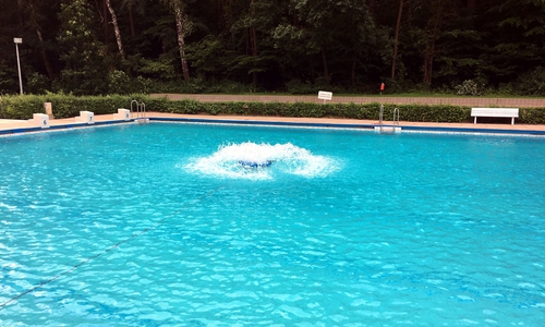 Um ein „Umkippen“ des Wassers zu verhindern, wird eine zusätzliche Belüftungsmöglichkeit im Schwimmerbecken eingesetzt. Foto: Stadt Helmstedt 