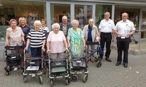 Nach der Klappenübergabe: Von links: Ursula Longhans, Susanne Felka, Ilse Meyer, Luzie Szczepanik, Friedel Puschmann, Norbert Hassenrück, Hildegard Walter, Werner Kissmann, Bernd Koltrowitz und Michael Scharf. Foto: Markus Müller