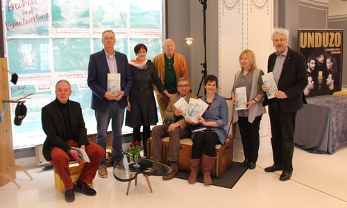 Günther Langer vom Kunstverein Wolfenbüttel, Michael Habenbacher von der Großen Schule, Alexandra Hupp vom Kulturbüro, Dr. Helmut Berthold von der Lessingakademie, Bürgermeister Thomas Pink, Lena Simon, ebenfalls vom Kulturbüro, Elke Wesche und Dr. Alfred Henning vom Kulturbund. Fotos: Jonas Walter