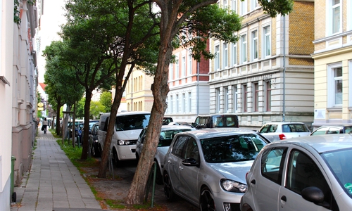 Viele Autos, wenig Platz – im Östlichen Ringgebiet gibt es mehr Fahrzeuge als Parkraum. Ein Konzept der Verwaltung soll Verbesserungen erwirken. Foto: Sina Rühland
