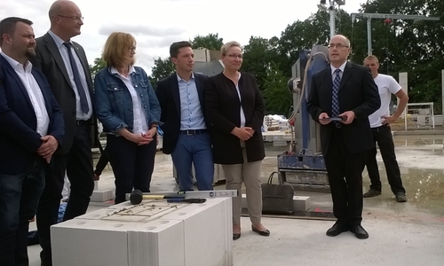 Matthias Presia, Ingolf Viereck, Kerstin Heidbrock, Falko Mohrs, Iris Bothe und Helmut Kramer legten gestern im Rahmen eines Festaktes den Grundstein für ein neues gebäude des Kinder- und Familienzentrums Paulus. Foto: Stadt Wolfsburg