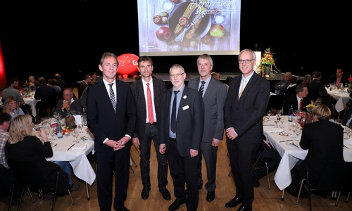 Gerhard Döpkens, Vorsitzender des Vorstandes der Sparkasse Gifhorn-Wolfsburg, Gastredner Prof. Dr. Enno Bahrs, Klaus-Dieter Böse, Geschäftsführer Landvolk Kreisverband Gifhorn-Wolfsburg, Joachim Zeidler, Vorsitzender des Landvolks, und Kay Hoffmann, stellvertretender Vorstandsvorsitzender der Sparkasse Gifhorn-Wolfsburg. Foto: Sparkasse Gifhorn-Wolfsburg