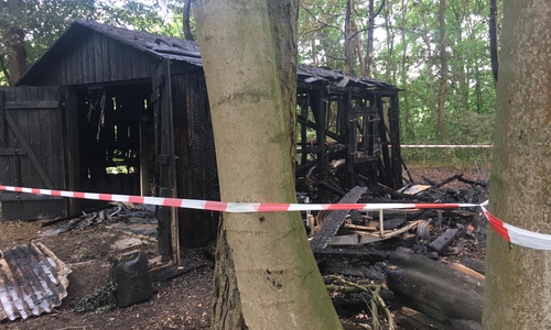 Am späten Sonntagabend war ein Schuppen in Wedesbüttel abgebrannt. Foto und Video: aktuell24/BM